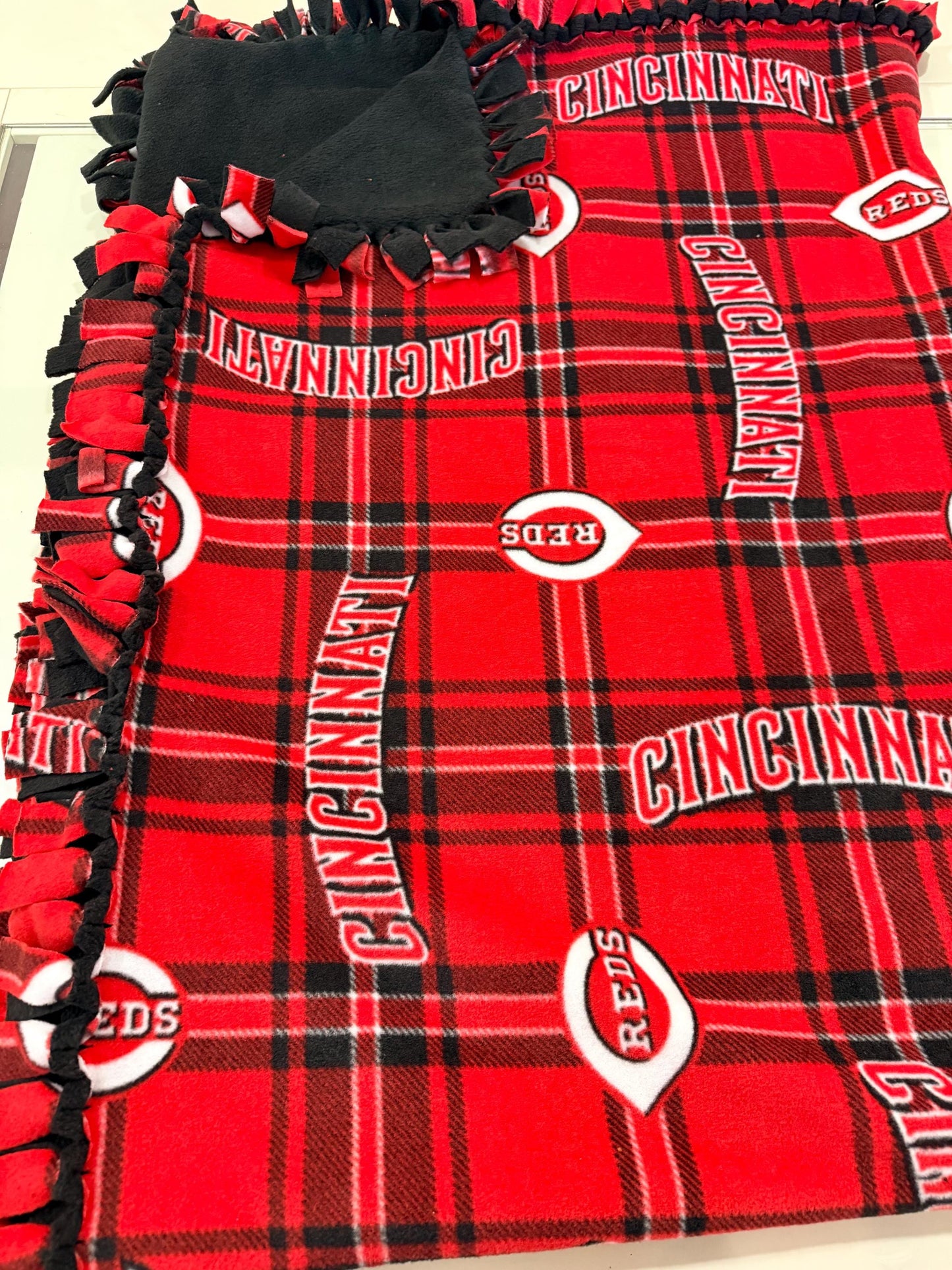 Cincinnati Reds Baseball Knotted Blanket